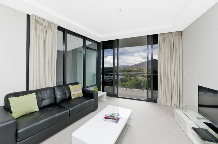 Canberra Bunda 2 bed corporate apartment lounge